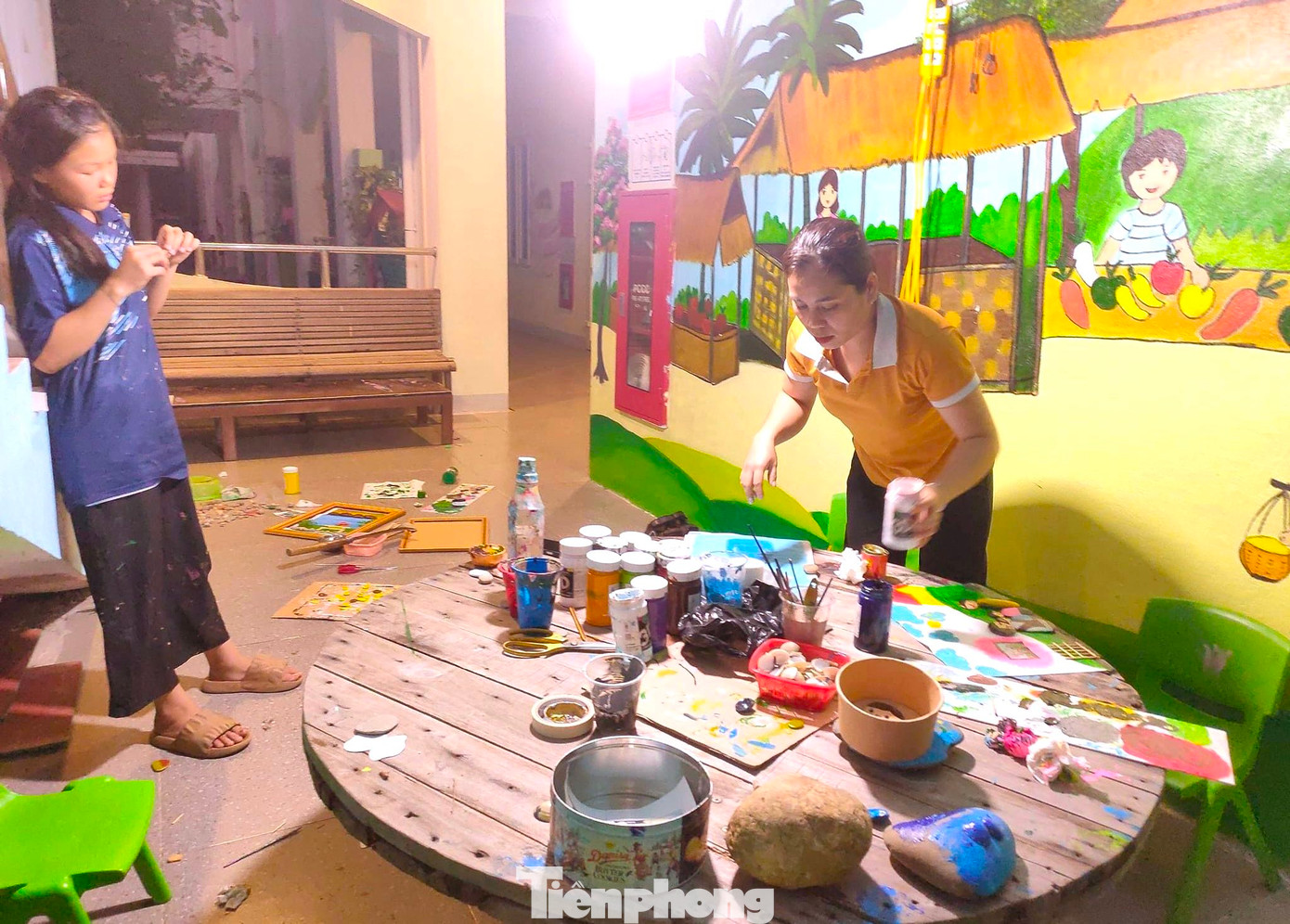 Bất kể ngày hay đêm, các cô giáo trường mầm non Hòa Bình cũng tranh thủ để sớm hoàn thiện những bức tranh với mong muốn làm được thật nhiều, bán thật nhiều để gây quỹ.