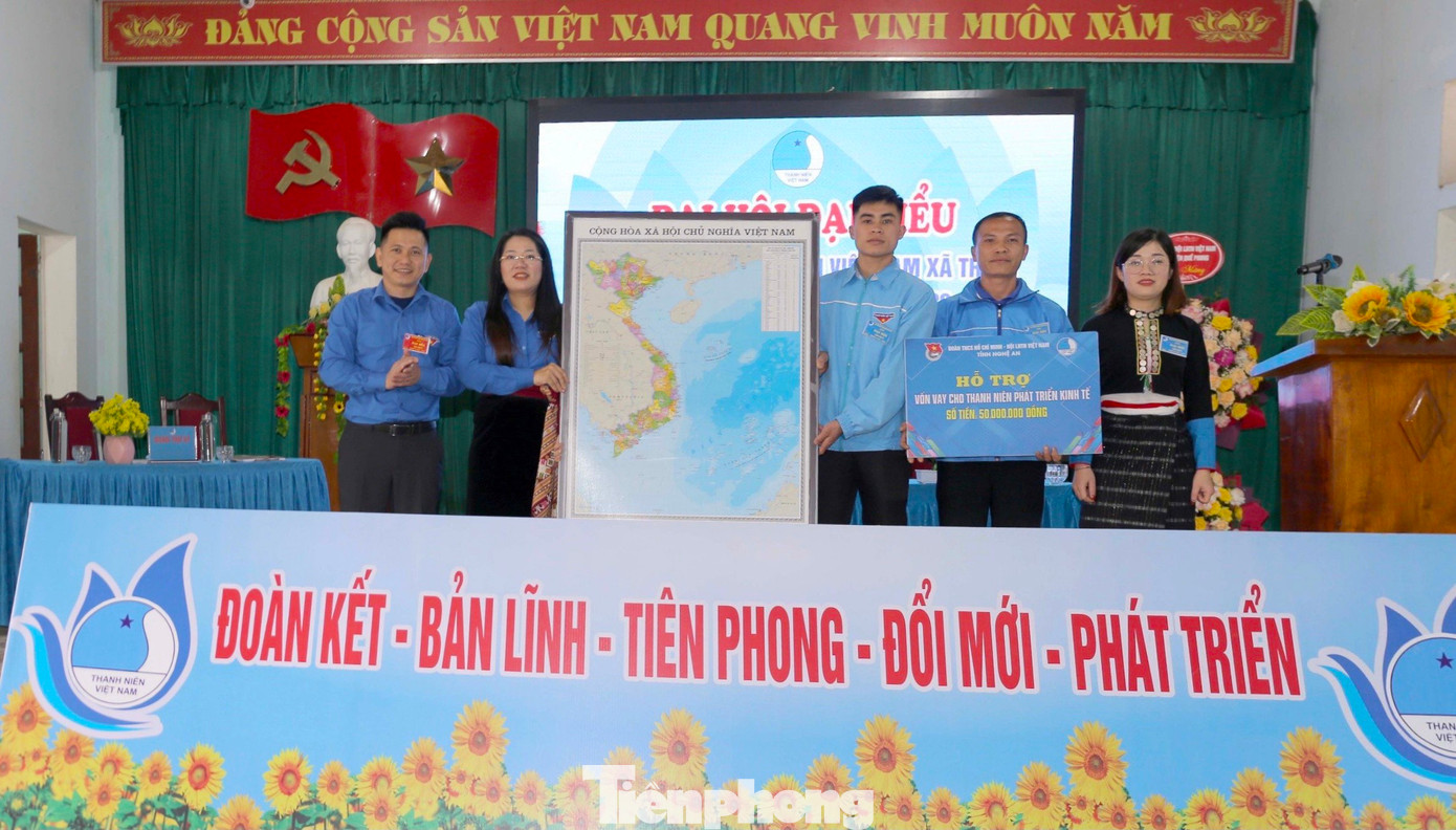 Chị Nguyễn Thị Phương Thúy - Phó Bí thư Tỉnh Đoàn, Chủ tịch Hội LHTN Việt Nam tỉnh Nghệ An; anh Cao Xuân Thảo - Trưởng Ban phong trào Tỉnh Đoàn, Phó Chủ tịch Hội LHTN Việt Nam tỉnh Nghệ An trao tặng bản đồ Tổ quốc cho Hội LHTN xã Tri Lễ và biển hỗ trợ 50 triệu đồng từ nguồn quỹ Hỗ trợ thanh niên lập nghiệp tỉnh Nghệ An cho một mô hình thanh niên phát triển kinh tế tại xã Tri Lễ.
