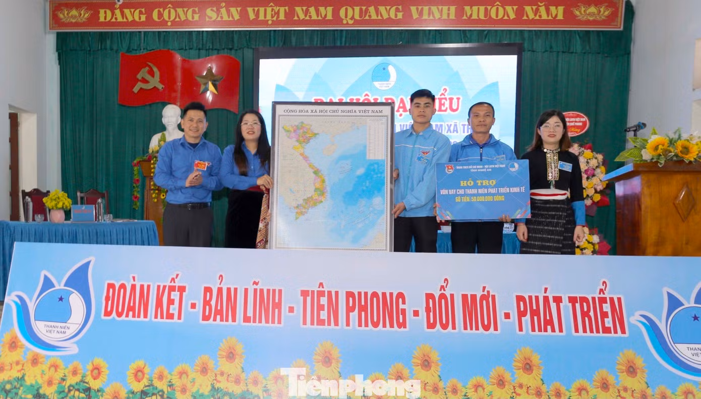 Chị Nguyễn Thị Phương Thúy - Phó Bí thư Tỉnh Đoàn, Chủ tịch Hội LHTN Việt Nam tỉnh Nghệ An; anh Cao Xuân Thảo - Trưởng Ban phong trào Tỉnh Đoàn, Phó Chủ tịch Hội LHTN Việt Nam tỉnh Nghệ An trao tặng bản đồ Tổ quốc cho Hội LHTN xã Tri Lễ và biển hỗ trợ 50 triệu đồng từ nguồn quỹ Hỗ trợ thanh niên lập nghiệp tỉnh Nghệ An cho một mô hình thanh niên phát triển kinh tế tại xã Tri Lễ.