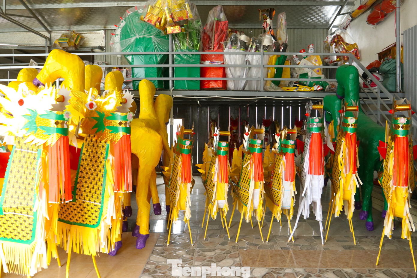 Ngoài vàng mã, ngựa và voi giấy, nơi đây còn sản xuất nhiều sản phẩm vàng mã khác như thuyền rồng, động giấy, hình nhân, quần áo, giày dép, mũ... Ngoài vàng mã, ngựa và voi giấy, nơi đây còn sản xuất nhiều sản phẩm vàng mã khác như thuyền rồng, động giấy, hình nhân, quần áo, giày dép, mũ...