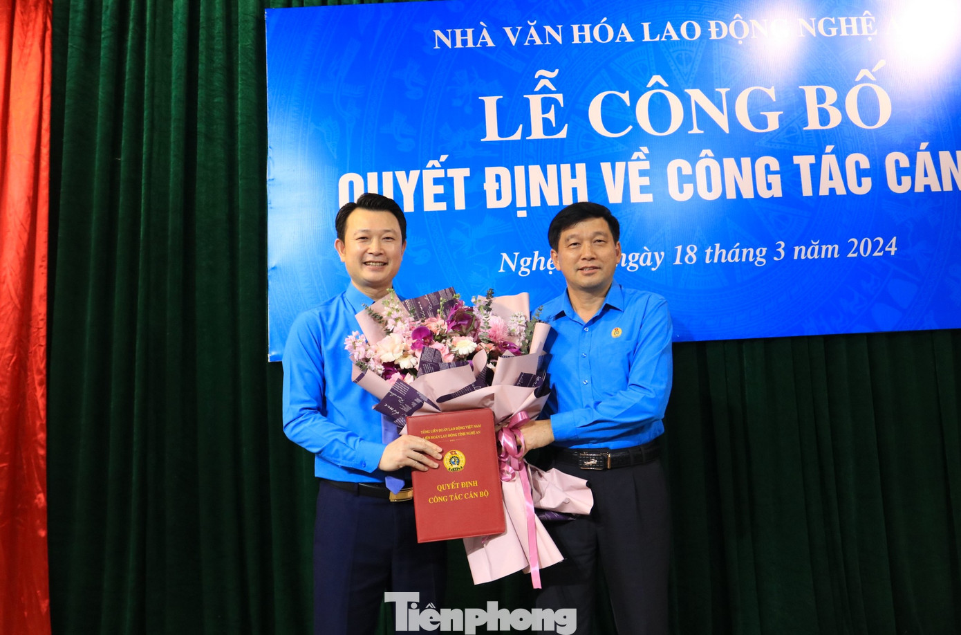 Ông Kha Văn Tám - Chủ tịch Liên đoàn Lao động tỉnh Nghệ An trao quyết định và tặng hoa cho tân Giám đốc Nhà Văn hóa Lao động tỉnh Nghệ An.