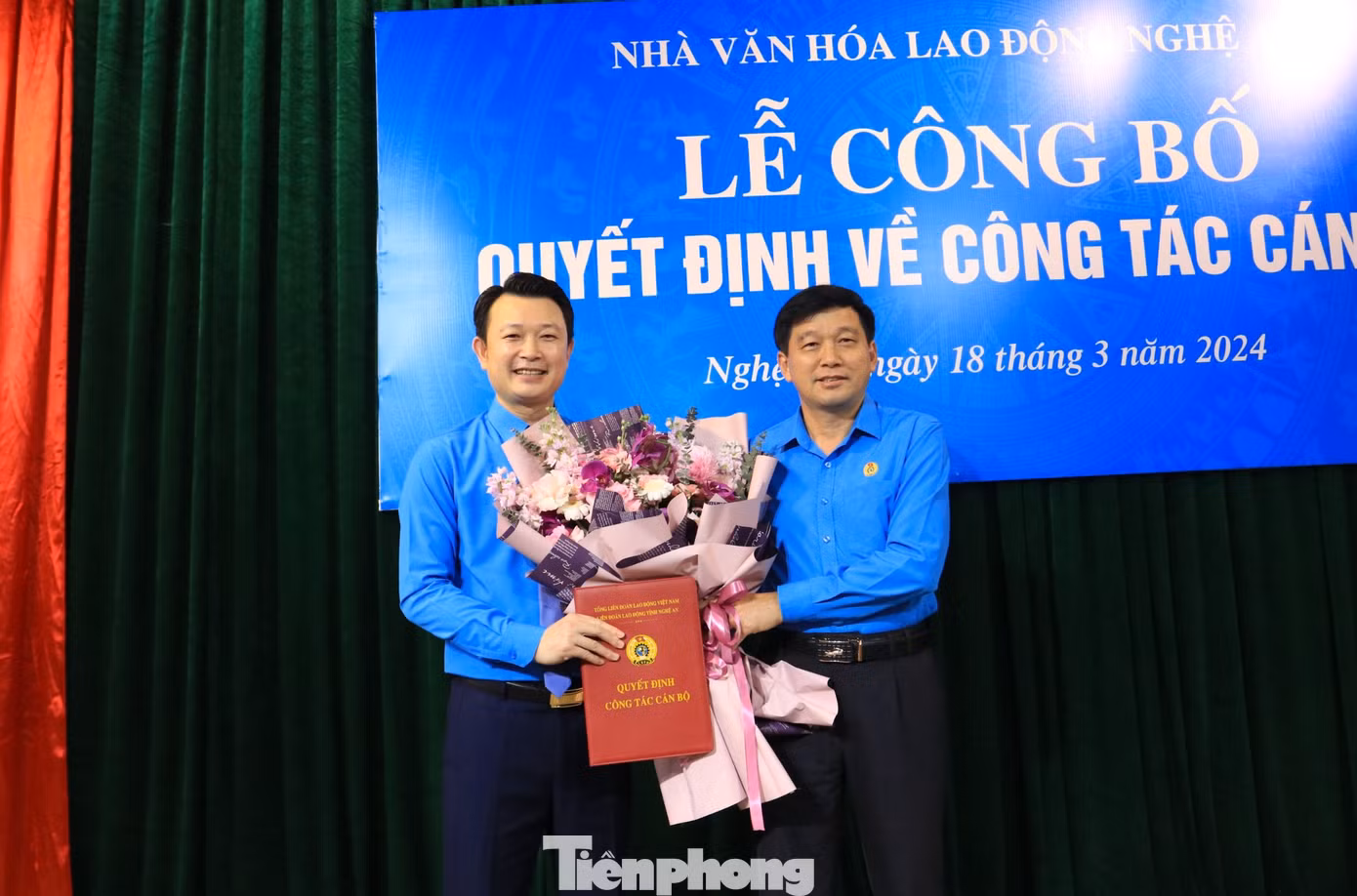 Ông Kha Văn Tám - Chủ tịch Liên đoàn Lao động tỉnh Nghệ An trao quyết định và tặng hoa cho tân Giám đốc Nhà Văn hóa Lao động tỉnh Nghệ An. Ông Kha Văn Tám - Chủ tịch Liên đoàn Lao động tỉnh Nghệ An trao quyết định và tặng hoa cho tân Giám đốc Nhà Văn hóa Lao động tỉnh Nghệ An.