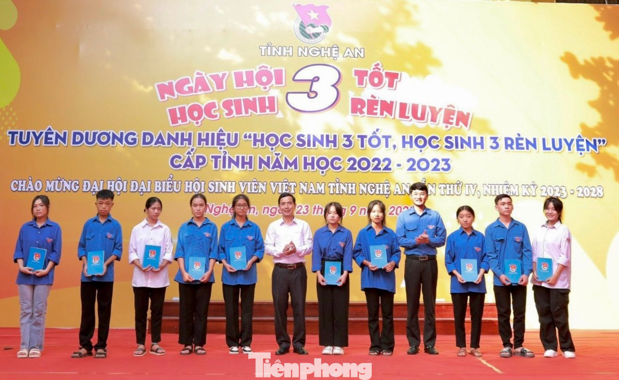 Những suất quà động viên đến các em học sinh có hoàn cảnh khó khăn. Những suất quà động viên đến các em học sinh có hoàn cảnh khó khăn.