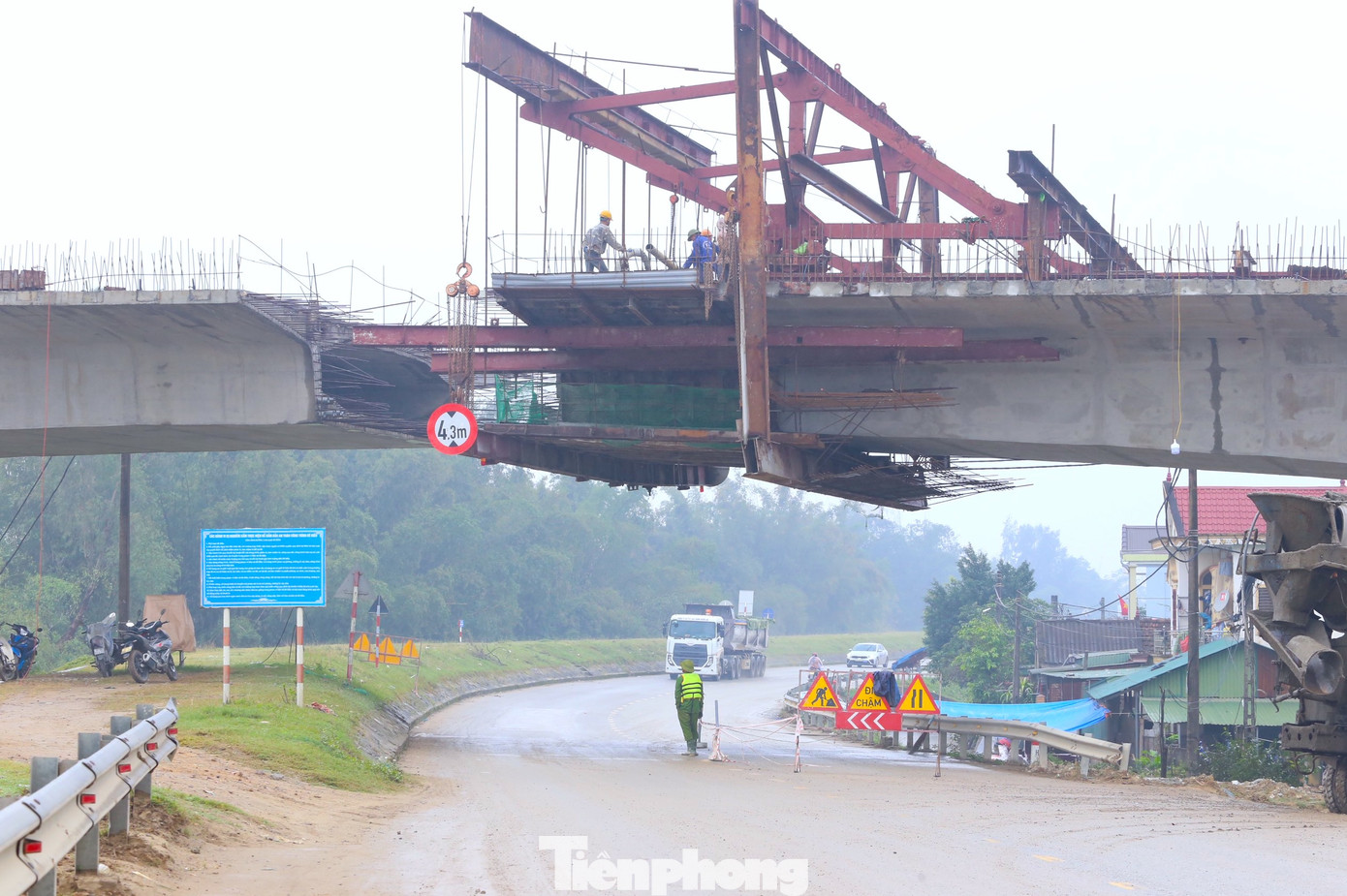 Đoạn cầu vượt đê Sông Lam hiện đã thi công xong một số phần trụ. Đến nay, cầu Hưng Đức đã đạt hơn 85% tổng khối lượng thi công.