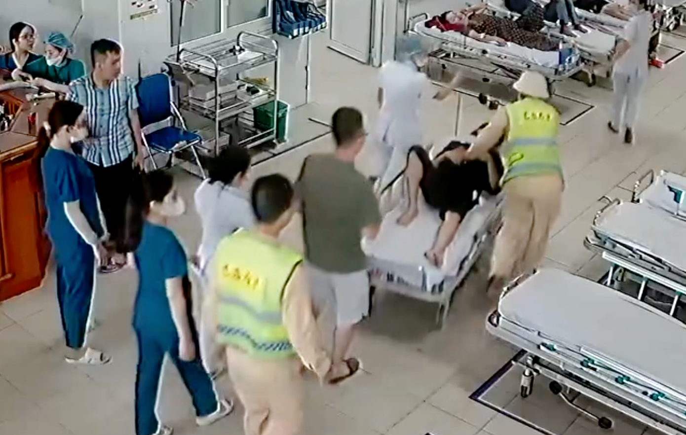 Tổ CSGT Diễn Châu đưa nam thiếu niên vào Bệnh viện đa khoa tỉnh Nghệ An cấp cứu kịp thời.