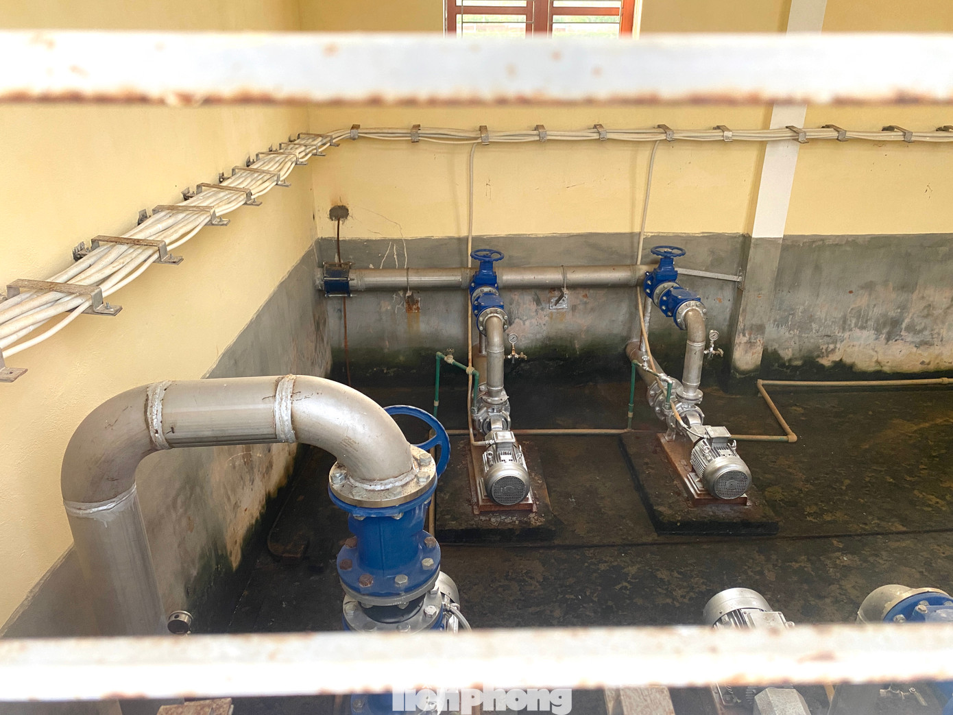 Các hệ thống máy bơm xử lý nước đã được lắp đặt hoàn thiện nhưng chưa thể hoạt động.