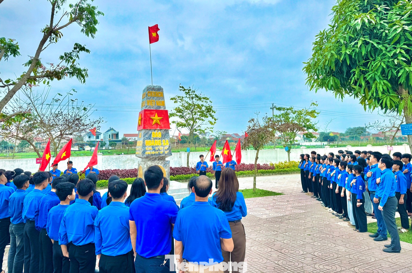 Dưới lá cờ thiêng Tổ quốc, bên cột mốc chủ quyền quần đảo Hoàng Sa, mỗi đoàn viên thanh niên đều trào lên cảm xúc kiêu hãnh và tự hào. Đứng dưới cột mốc, đoàn viên thanh niên đã thể hiện quyết tâm phấn đấu học tập, rèn luyện, cống hiến sức trẻ, khẳng định tinh thần yêu nước, ý chí kiên định, trách nhiệm của tuổi trẻ trong sự nghiệp dựng xây và bảo vệ non sông.