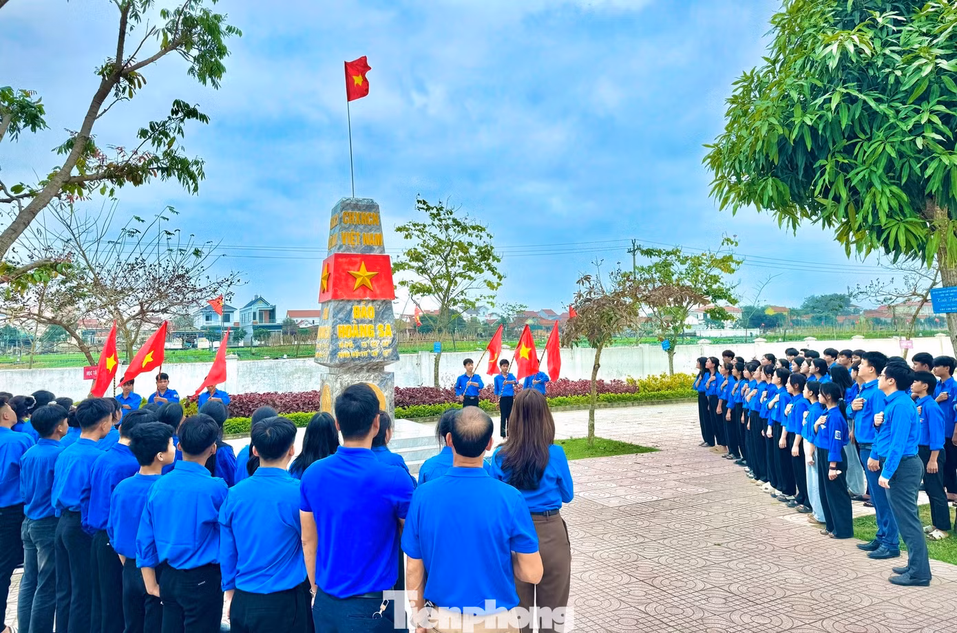 Dưới lá cờ thiêng Tổ quốc, bên cột mốc chủ quyền quần đảo Hoàng Sa, mỗi đoàn viên thanh niên đều trào lên cảm xúc kiêu hãnh và tự hào. Đứng dưới cột mốc, đoàn viên thanh niên đã thể hiện quyết tâm phấn đấu học tập, rèn luyện, cống hiến sức trẻ, khẳng định tinh thần yêu nước, ý chí kiên định, trách nhiệm của tuổi trẻ trong sự nghiệp dựng xây và bảo vệ non sông.