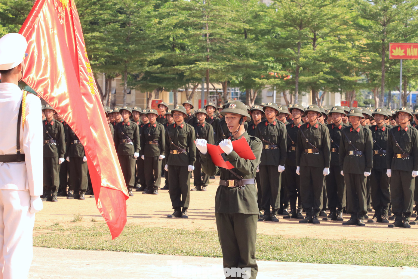 Chiến sỹ thực hiện lễ tuyên thệ và hôn lá cờ Tổ quốc.