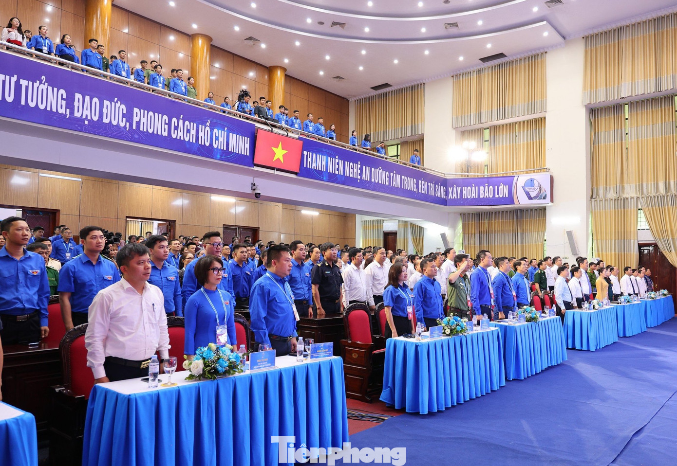 Đại biểu thực hiện nghi thức chào cờ.