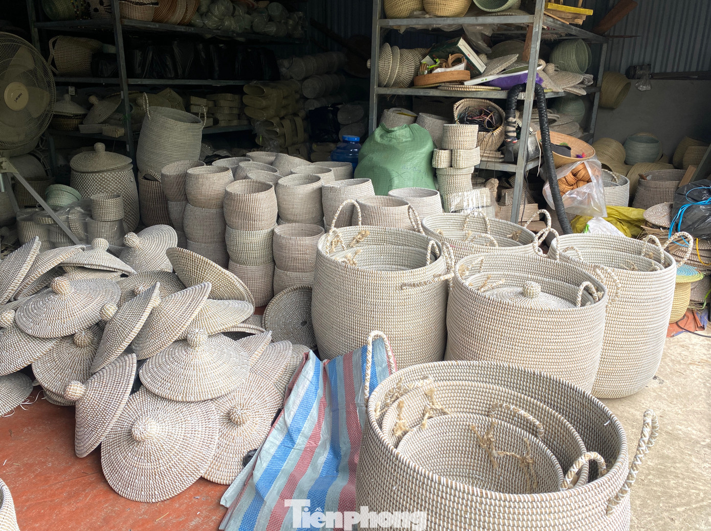 Thời gian đầu, chị Hân vừa tự tay làm sản phẩm vừa truyền dạy nghề cho các chị em không có công ăn việc làm trong vùng để có thêm người phụ giúp. Từ những đơn hàng nhỏ chỉ vài chục triệu, chị Hân bắt đầu mở rộng sản phẩm và thị trường. Không những thế, sản phẩm của chị Hân ngày càng được ưa chuộng và được xuất khẩu sang các nước châu Âu.