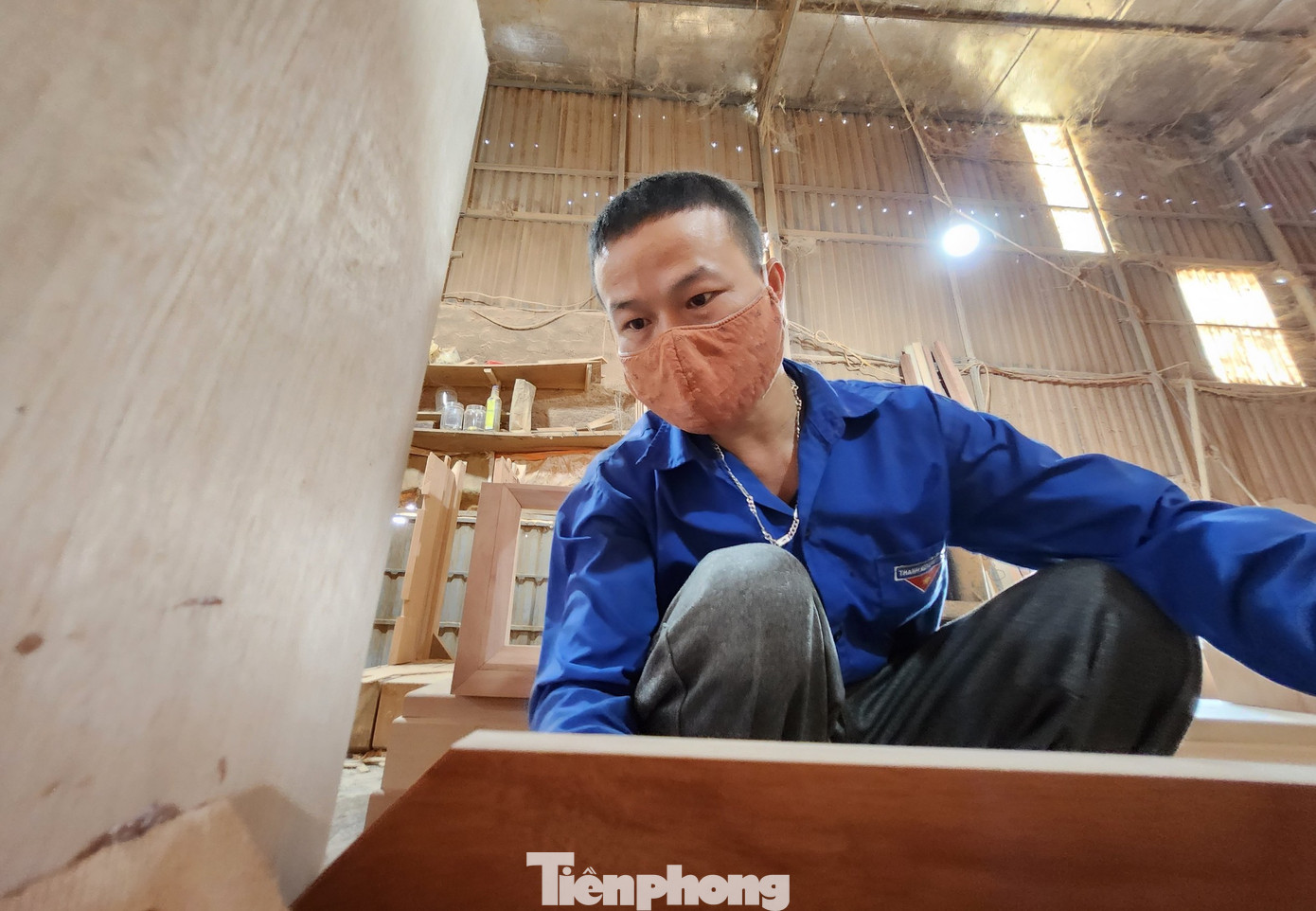 Anh Phan Trọng Hải (SN 1987, trú xã Quỳnh Hưng) cho hay, anh đã có 10 năm kinh nghiệm làm nghề mộc tại các cơ sở ở xã. Những năm qua lượng khách mua đông nên công việc anh phải làm liên tục và nhiều. Đặc biệt dịp Tết anh phải làm tăng ca liên tục. Năm nay, khách mua ít, khối lượng công việc anh phải làm ít hơn, đồng nghĩa tiền nhận về sẽ ít hơn. Anh Phan Trọng Hải (SN 1987, trú xã Quỳnh Hưng) cho hay, anh đã có 10 năm kinh nghiệm làm nghề mộc tại các cơ sở ở xã. Những năm qua lượng khách mua đông nên công việc anh phải làm liên tục và nhiều. Đặc biệt dịp Tết anh phải làm tăng ca liên tục. Năm nay, khách mua ít, khối lượng công việc anh phải làm ít hơn, đồng nghĩa tiền nhận về sẽ ít hơn.