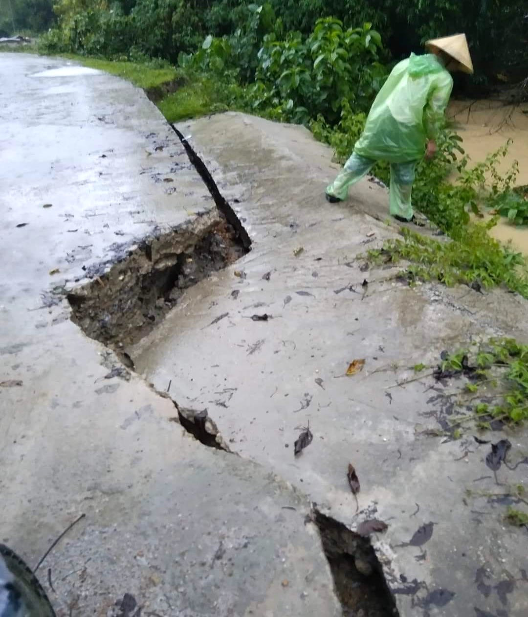 Cầu dân sinh xóm Mỹ Sơn và kè đường 533 trên địa bàn xã Thanh Mỹ bị nước ngập gây sạt lở, hư hỏng.