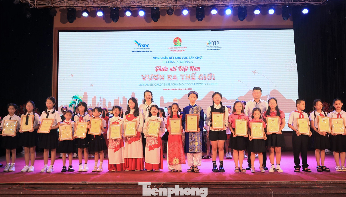 Ban Tổ chức trao giấy chứng nhận cho các đội đạt giải trong cuộc thi.