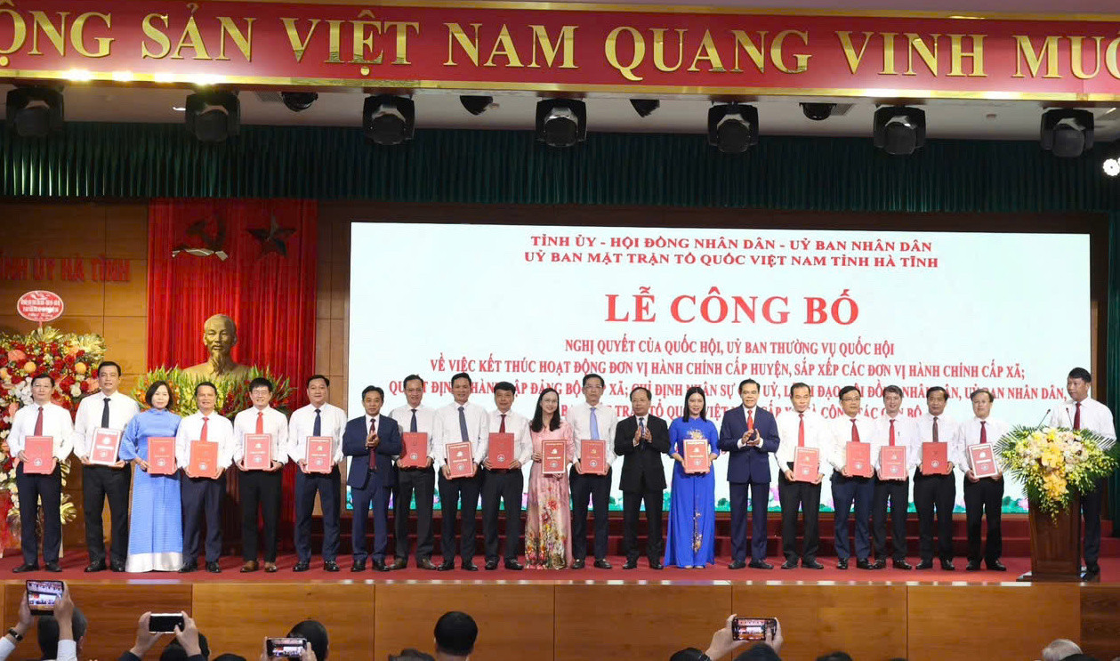 Các đồng chí Thường trực Tỉnh ủy Hà Tĩnh trao quyết định thành lập Đảng bộ cho các đồng chí tân Bí thư Đảng ủy các xã, phường. Các đồng chí Thường trực Tỉnh ủy Hà Tĩnh trao quyết định thành lập Đảng bộ cho các đồng chí tân Bí thư Đảng ủy các xã, phường.