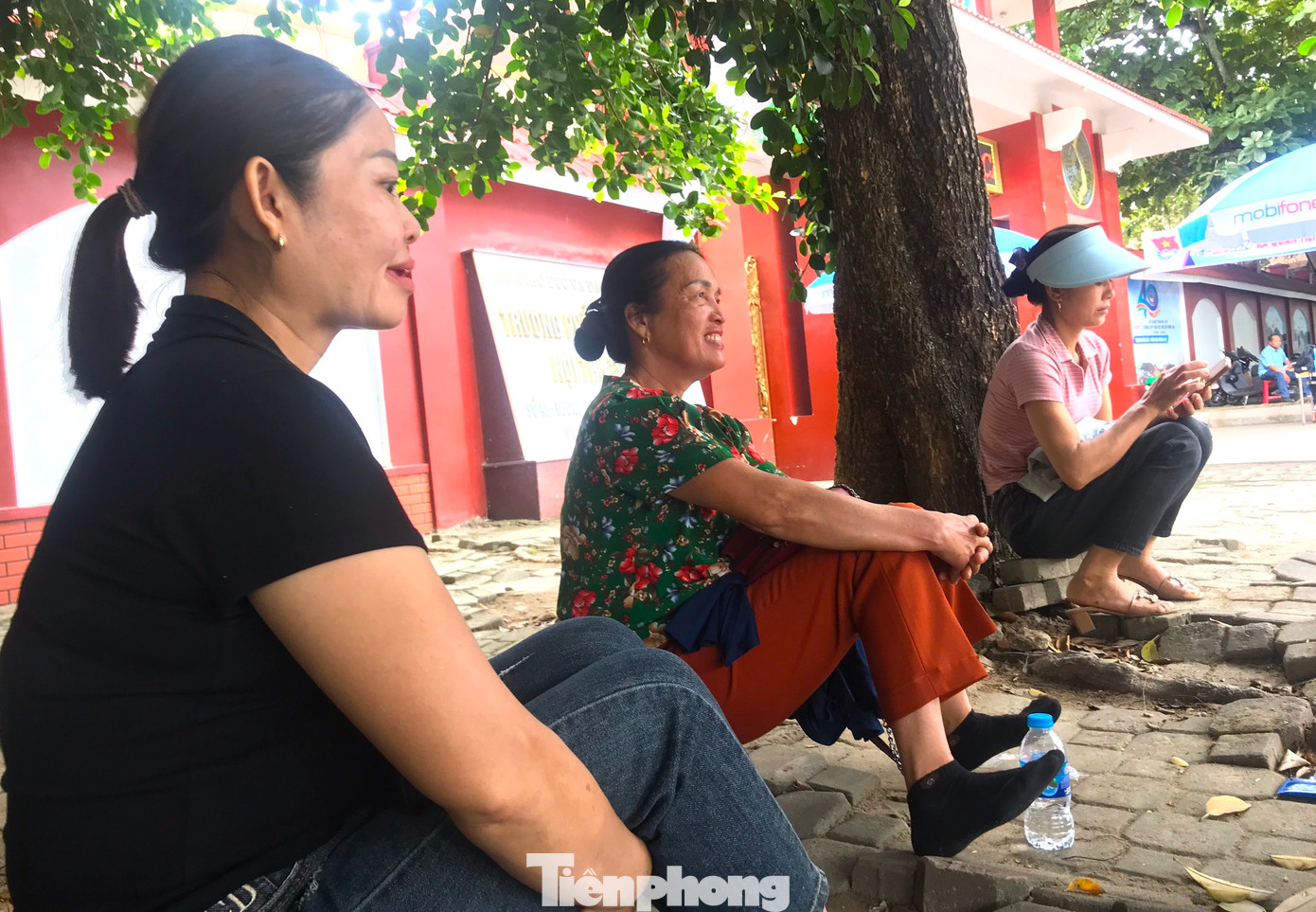 Ngồi chờ trước cổng trường Phổ thông Dân tộc nội trú THPT số 1 tỉnh Nghệ An, chị Lô Thị Sáu (SN 1980, trú tại xã Ngọc Lâm, huyện Thanh Chương) tỏ vẻ khá lo lắng và hồi hộp khi không biết ở trong phòng thi con làm bài thế nào. Để đỡ buồn, chị Sáu ngồi trò chuyện với những người xung quanh. “Trước khi vào phòng tôi cũng dặn dò con, động viên con rồi. Không biết đề thi có khó không, con có làm bài tốt không, lo lắm”, chị Sáu chia sẻ.