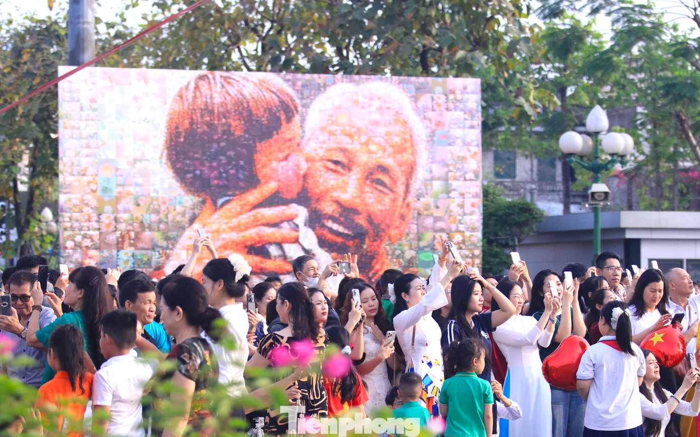 Mọi người tranh thủ chụp hình lưu lại khoảnh khắc đặc biệt với lá đại kỳ Tổ quốc.