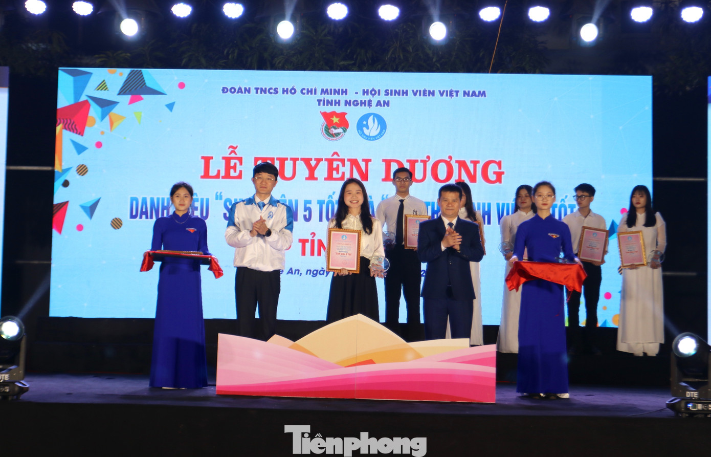 43 sinh viên được tuyên dương sinh viên 5 tốt. 43 sinh viên được tuyên dương sinh viên 5 tốt.