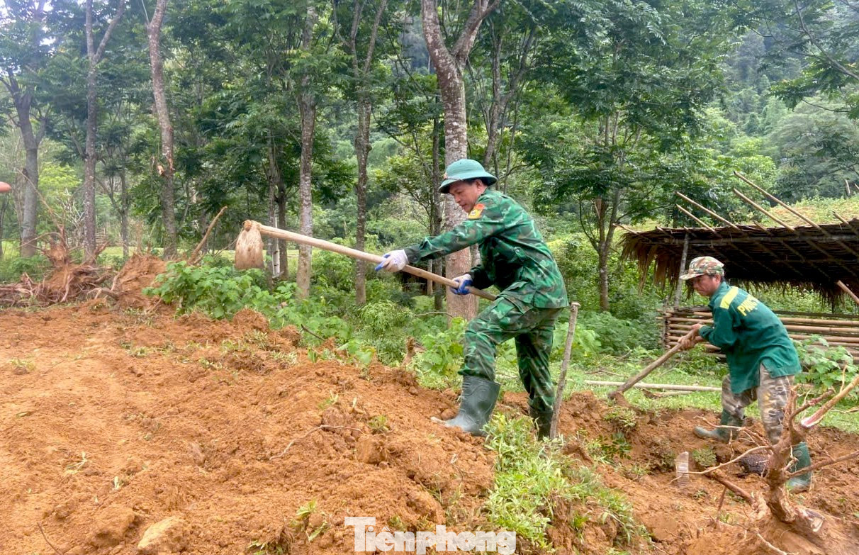 Các cán bộ chiến sĩ Đồn Biên phòng Môn Sơn cùng đoàn viên thanh niên và các lực lượng chức năng san nền để người dân chuẩn bị xây dựng nhà mới.