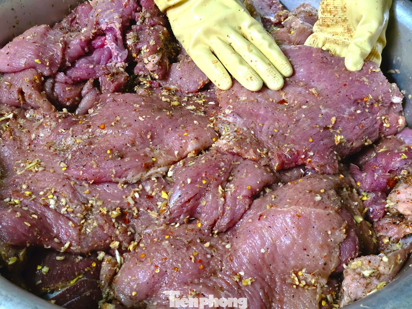 Hàng ngày, chị Nga sẽ đặt mua thịt trâu, bò, lợn của người dân bản địa. Thịt được chọn làm phải là thịt mông, tươi ngon. Sau khi mua về, thịt được làm sạch, lọc gân, mỡ rồi cắt thành từng miếng to bằng bàn tay dài từ 25-30cm. Hàng ngày, chị Nga sẽ đặt mua thịt trâu, bò, lợn của người dân bản địa. Thịt được chọn làm phải là thịt mông, tươi ngon. Sau khi mua về, thịt được làm sạch, lọc gân, mỡ rồi cắt thành từng miếng to bằng bàn tay dài từ 25-30cm.