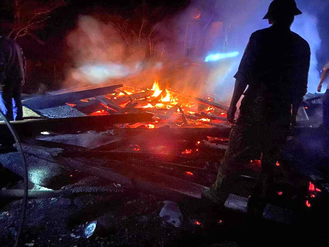 Chỉ trong chốc lát, toàn bộ căn nhà gỗ 4 gian đã bị lửa thiêu cháy hoàn toàn, thiệt hại hơn 300 triệu đồng.