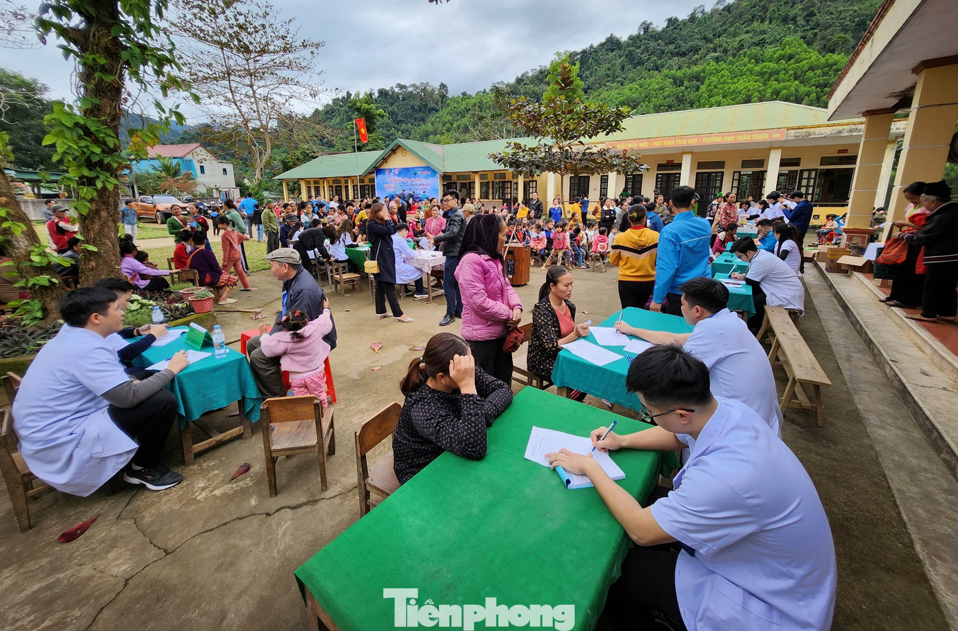 Ngày 5/1, Ban Thường vụ Thành Đoàn Vinh (thành phố Vinh, tỉnh Nghệ An) đã phối hợp cùng Câu lạc bộ Thầy thuốc trẻ thành phố, Ban đại diện Báo Tiền Phong tại Nghệ An, Huyện Đoàn Con Cuông cùng cơ quan chức năng tổ chức chương trình tặng quà “Mùa đông ấm” và khám, phát thuốc miễn phí cho người dân trên địa bàn bản Mọi (xã Lục Dạ, huyện Con Cuông, Nghệ An).