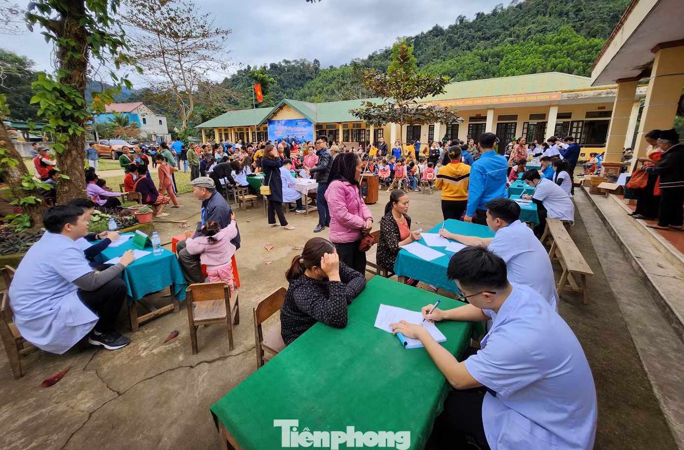 Ngày 5/1, Ban Thường vụ Thành Đoàn Vinh (thành phố Vinh, tỉnh Nghệ An) đã phối hợp cùng Câu lạc bộ Thầy thuốc trẻ thành phố, Ban đại diện Báo Tiền Phong tại Nghệ An, Huyện Đoàn Con Cuông cùng cơ quan chức năng tổ chức chương trình tặng quà “Mùa đông ấm” và khám, phát thuốc miễn phí cho người dân trên địa bàn bản Mọi (xã Lục Dạ, huyện Con Cuông, Nghệ An).