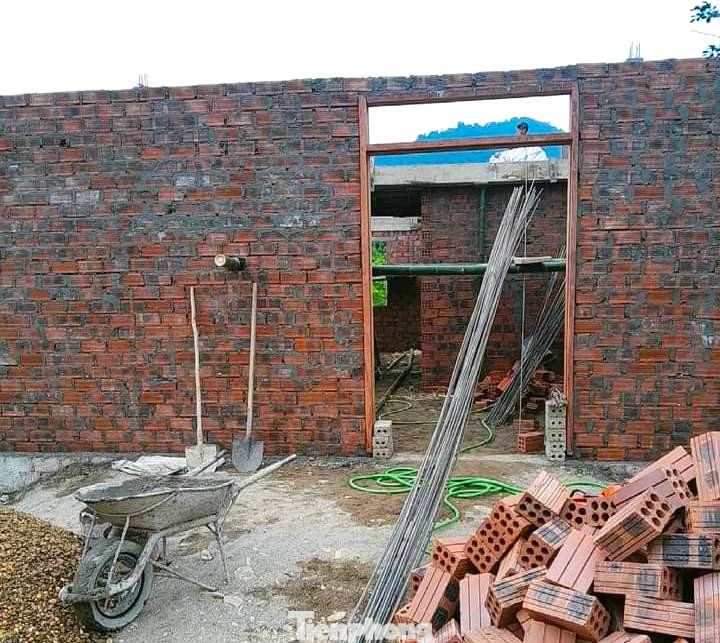 Sau khi rà soát, Đoàn Khối các cơ quan tỉnh Nghệ An đã phối hợp với Báo Tiền Phong triển khai ủng hộ xây dựng ngôi nhà tình nghĩa cho gia đình em Lương Khăm Phon.