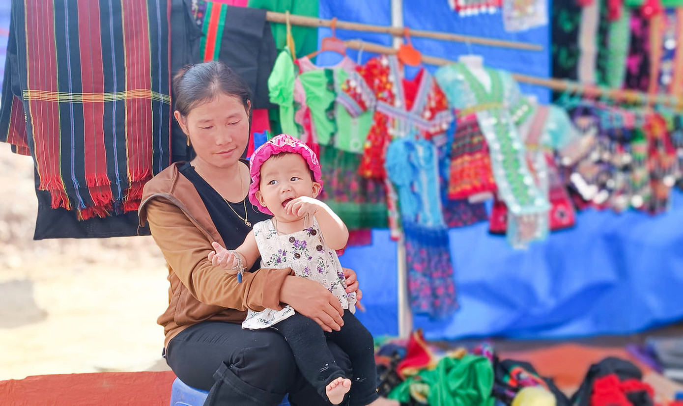 Được biết, xã Tri Lễ có hơn 11.000 nhân khẩu, trong đó có 6 bản (gần 4.000 nhân khẩu) là người dân tộc Mông sinh sống. Để chuẩn bị cho phiên chợ này, UBND xã Tri Lễ đã dựng 6 gian hàng để các bản người Mông trưng bày sản phẩm của mình.