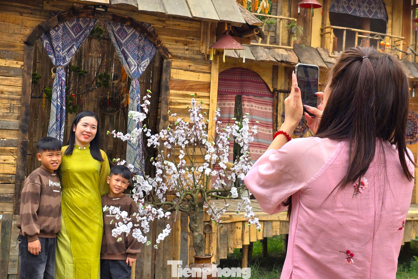 Nhiều khu vực được nhà chùa thiết kế gợi nhớ đến cảnh đón Tết xa xưa để du khách đến tham quan, chụp hình lưu niệm. Nhiều khu vực được nhà chùa thiết kế gợi nhớ đến cảnh đón Tết xa xưa để du khách đến tham quan, chụp hình lưu niệm.