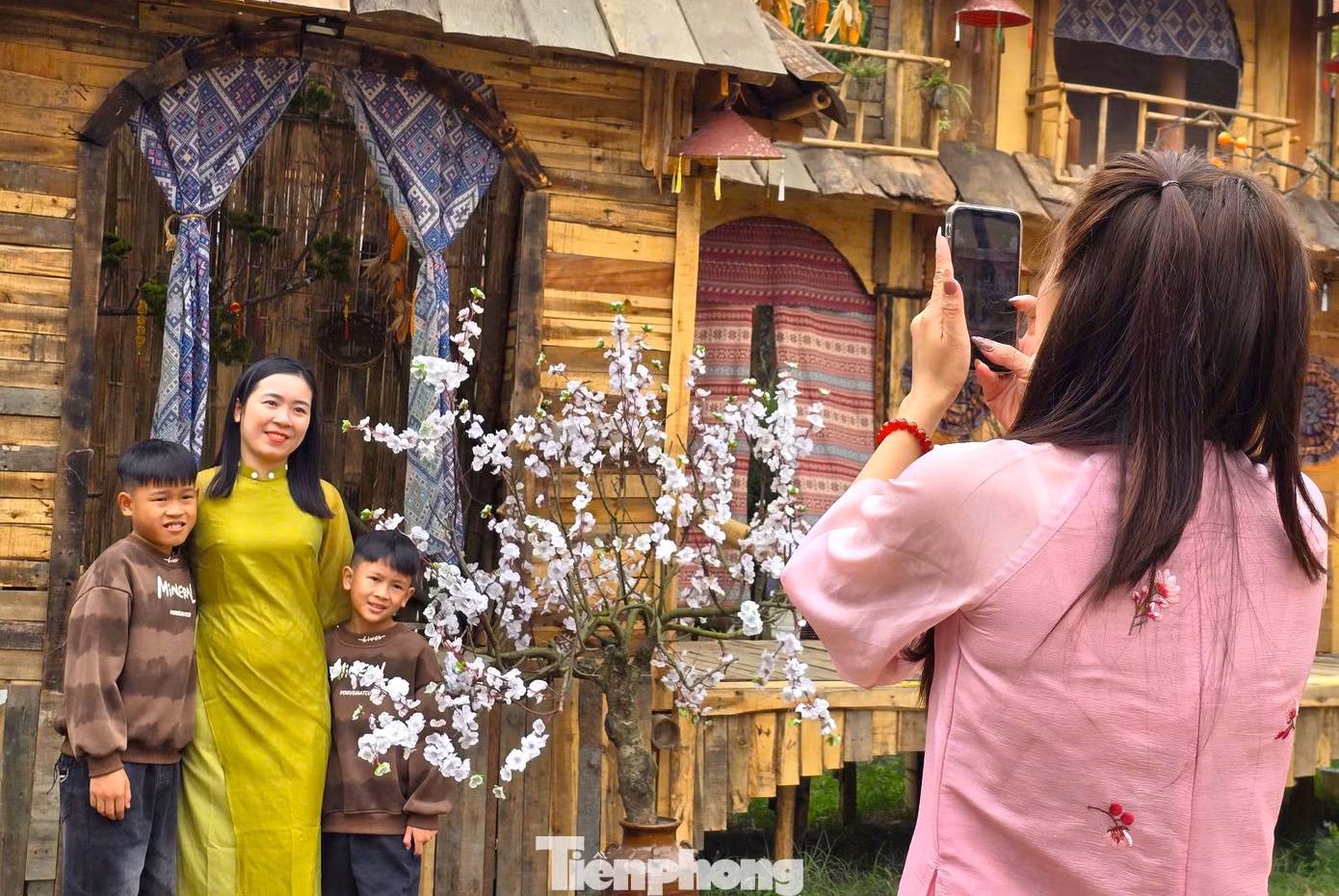 Nhiều khu vực được nhà chùa thiết kế gợi nhớ đến cảnh đón Tết xa xưa để du khách đến tham quan, chụp hình lưu niệm. Nhiều khu vực được nhà chùa thiết kế gợi nhớ đến cảnh đón Tết xa xưa để du khách đến tham quan, chụp hình lưu niệm.
