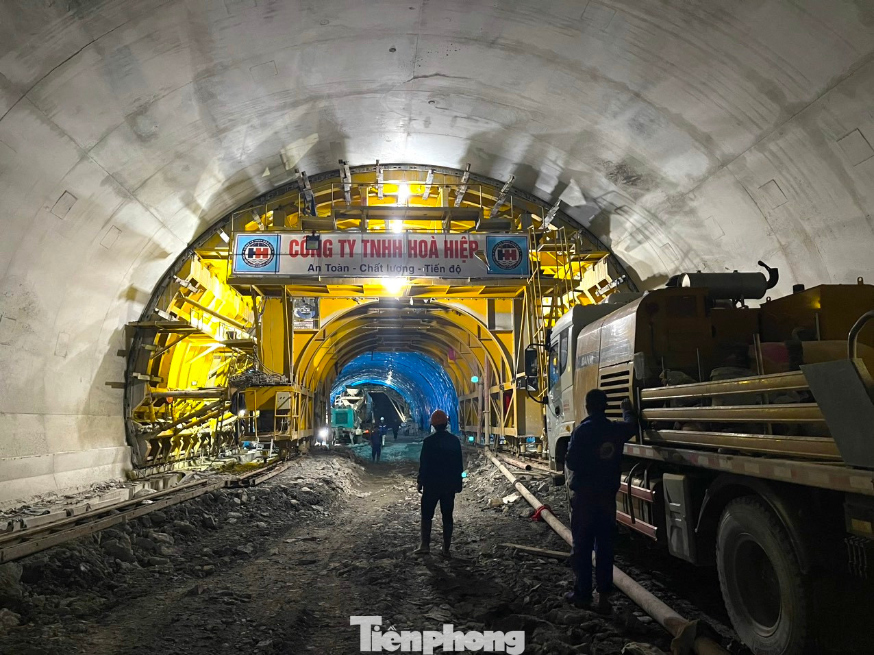 “Đêm giao thừa nếu không đúng lúc đổ bê tông thì sẽ bố trí thời gian nghỉ cho anh em đón giao thừa khoảng vài tiếng để mọi người đón không khí Tết cổ truyền. Tại công trường anh em cũng đã mua sắm đào, mai, bố trí mâm cỗ để cúng đêm giao thừa và sau đó anh em sẽ làm tiệc nhỏ mừng năm mới. Thi công xuyên Tết nên ai cũng nhớ nhà. Nhưng vì công việc nên ai cũng cố gắng. Lãnh đạo công ty, công đoàn cũng thường xuyên ra thăm, chúc Tết và động viên anh em cán bộ, công nhân làm việc”, kỹ sư Nguyễn Quốc Toản nói.