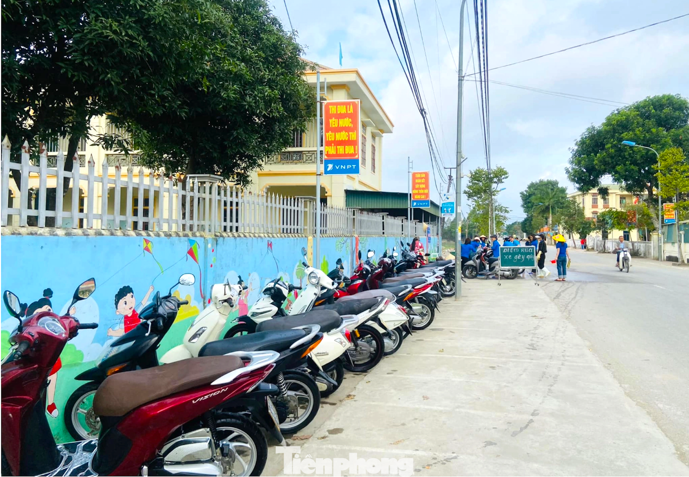 Những ngày qua, trước cổng Trường mầm non Quỳnh Thạch (xã Quỳnh Thạch, huyện Quỳnh Lưu, tỉnh Nghệ An) tấp nập khách hàng đến rửa xe. Nơi đây vừa được các nữ đoàn viên là giáo viên trong trường lập ra một “tiệm” rửa xe đặc biệt để gây quỹ từ thiện.