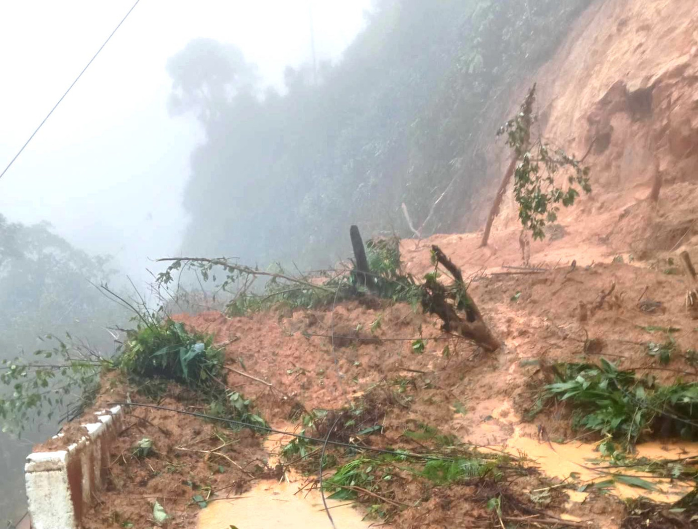 Điểm sạt lở lớn trên quốc lộ 16 tại Dốc Chuối (huyện Quế Phong, Nghệ An) gây ách tắc giao thông. Điểm sạt lở lớn trên quốc lộ 16 tại Dốc Chuối (huyện Quế Phong, Nghệ An) gây ách tắc giao thông.