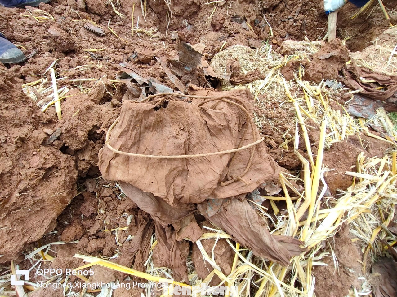 Mỗi khi phát hiện các manh mối nghi ngờ như: tăng, võng, mảnh vải... các cán bộ, chiến sĩ Đội quy tập lại huy động tối đa nhân lực triển khai để tìm kiếm mộ. Mỗi khi phát hiện các manh mối nghi ngờ như: tăng, võng, mảnh vải... các cán bộ, chiến sĩ Đội quy tập lại huy động tối đa nhân lực triển khai để tìm kiếm mộ.