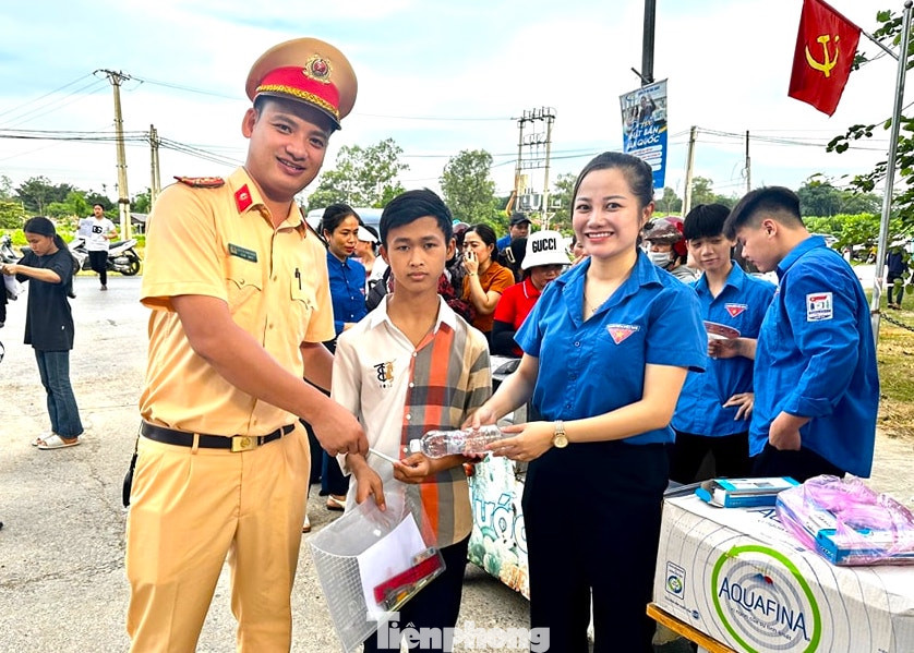 Tại các huyện thị, lực lượng CSGT phối hợp với đoàn viên thanh niên tiếp nước, tặng quà, tặng bút để động viên các thí sinh làm bài.