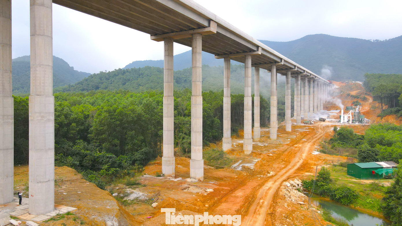 Cây cầu Thần Vũ 2 cũng cơ bản được hoàn thiện. Cây cầu Thần Vũ 2 cũng cơ bản được hoàn thiện.