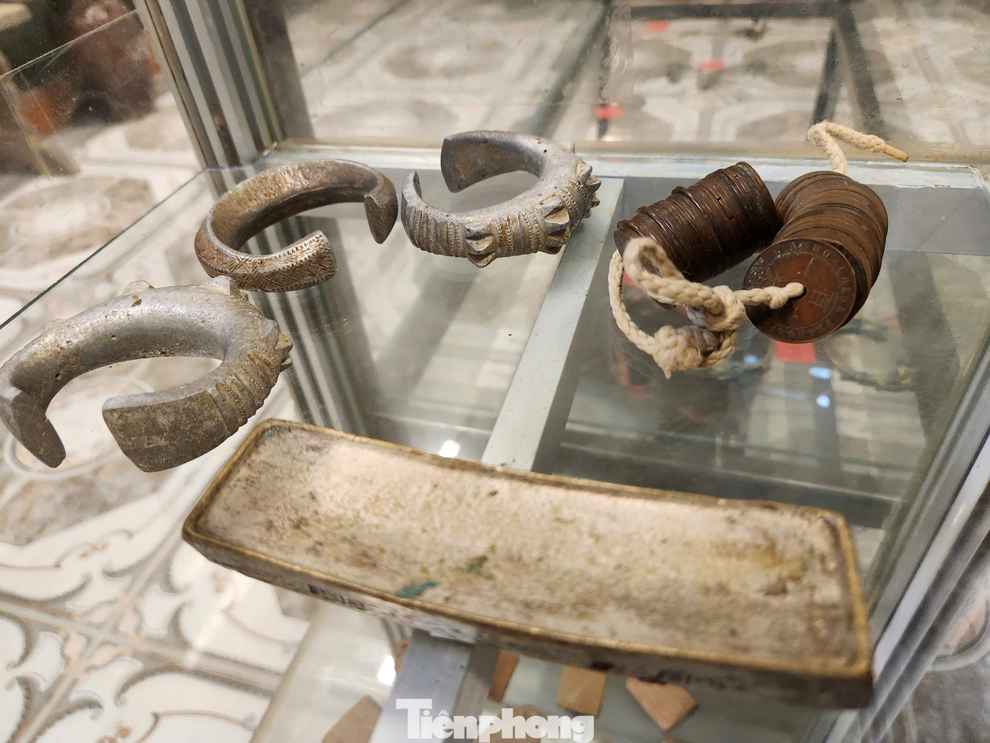 Những chiếc vòng bạc, nén bạc, xâu tiền thường được dùng trong đám cưới người Thái ở Nghệ An. Bà Bích đã mất hàng chục năm để sưu tầm những đồ vật này đưa về bảo tàng của mình.