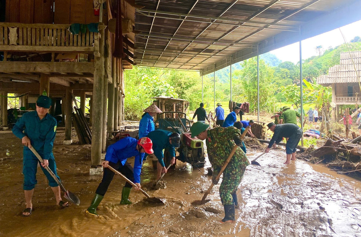 Màu xanh tình nguyện lau chùi cho các hộ dân bị bùn đất tràn vào nhà ở xã Tri Lễ (huyện Quế Phong, Nghệ An). Màu xanh tình nguyện lau chùi cho các hộ dân bị bùn đất tràn vào nhà ở xã Tri Lễ (huyện Quế Phong, Nghệ An).