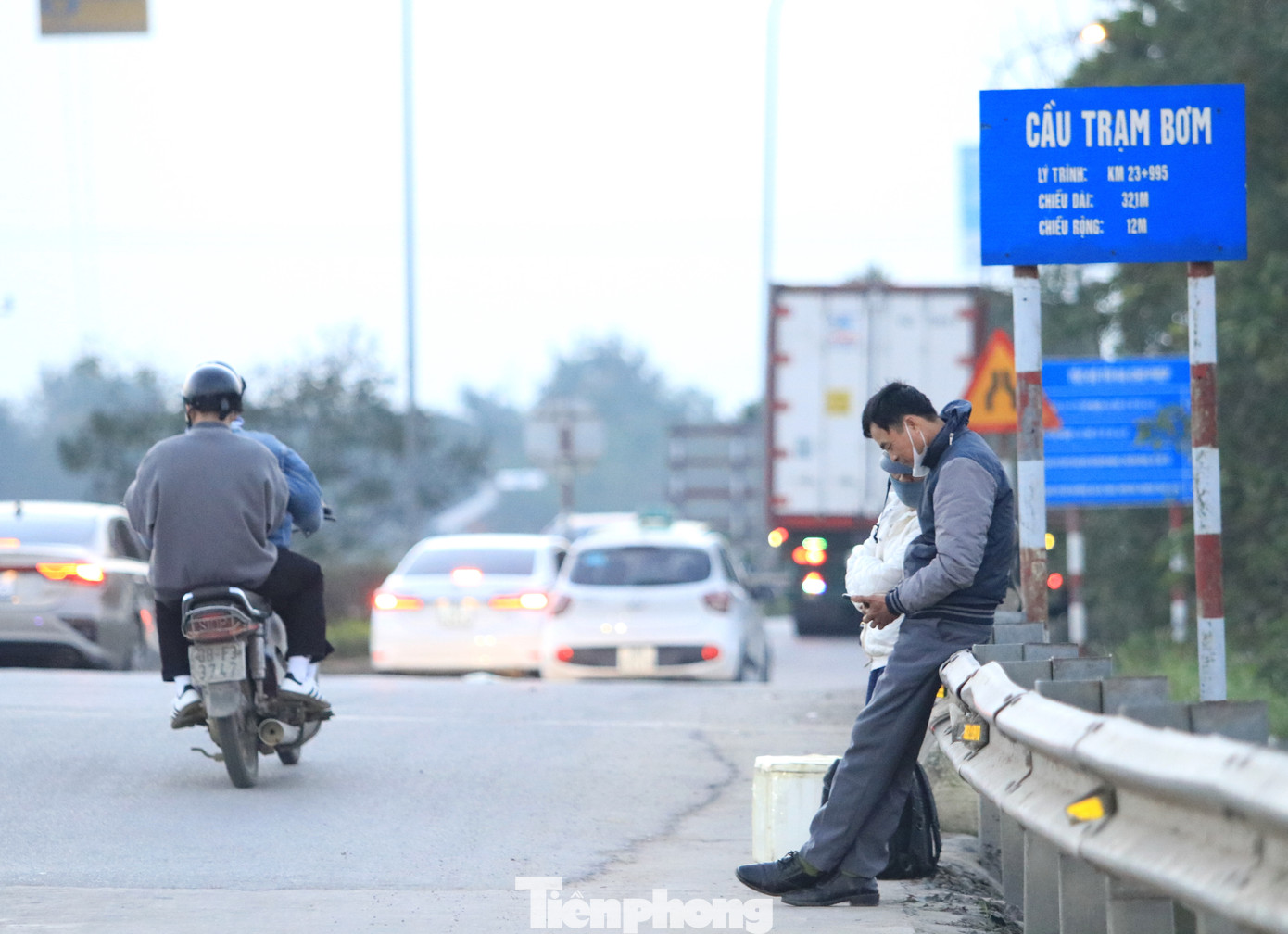 Phải đến công ty để làm việc sớm nên từ chiều Mùng 4 Tết, vợ chồng ông Phan Bá Quý (56 tuổi) và bà Đậu Thị Hồng (56 tuổi, trú xã Phong Thịnh, Thanh Chương, Nghệ An) đã ra quốc lộ 1A tuyến tránh thành phố Vinh (Nghệ An) để đón xe đi tỉnh Lào Cai.