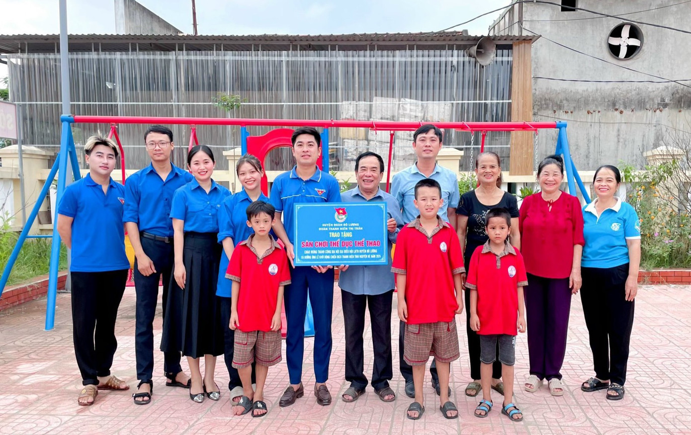 Tại huyện Đô Lương (Nghệ An), từ khi Chiến dịch thanh niên tình nguyện Hè được triển khai, các cơ sở Đoàn trên toàn huyện đã thực hiện xây dựng 4 sân chơi dành cho người dân và thiếu nhi tại các nhà văn hóa. Tổng giá trị các sân chơi là 125 triệu đồng.