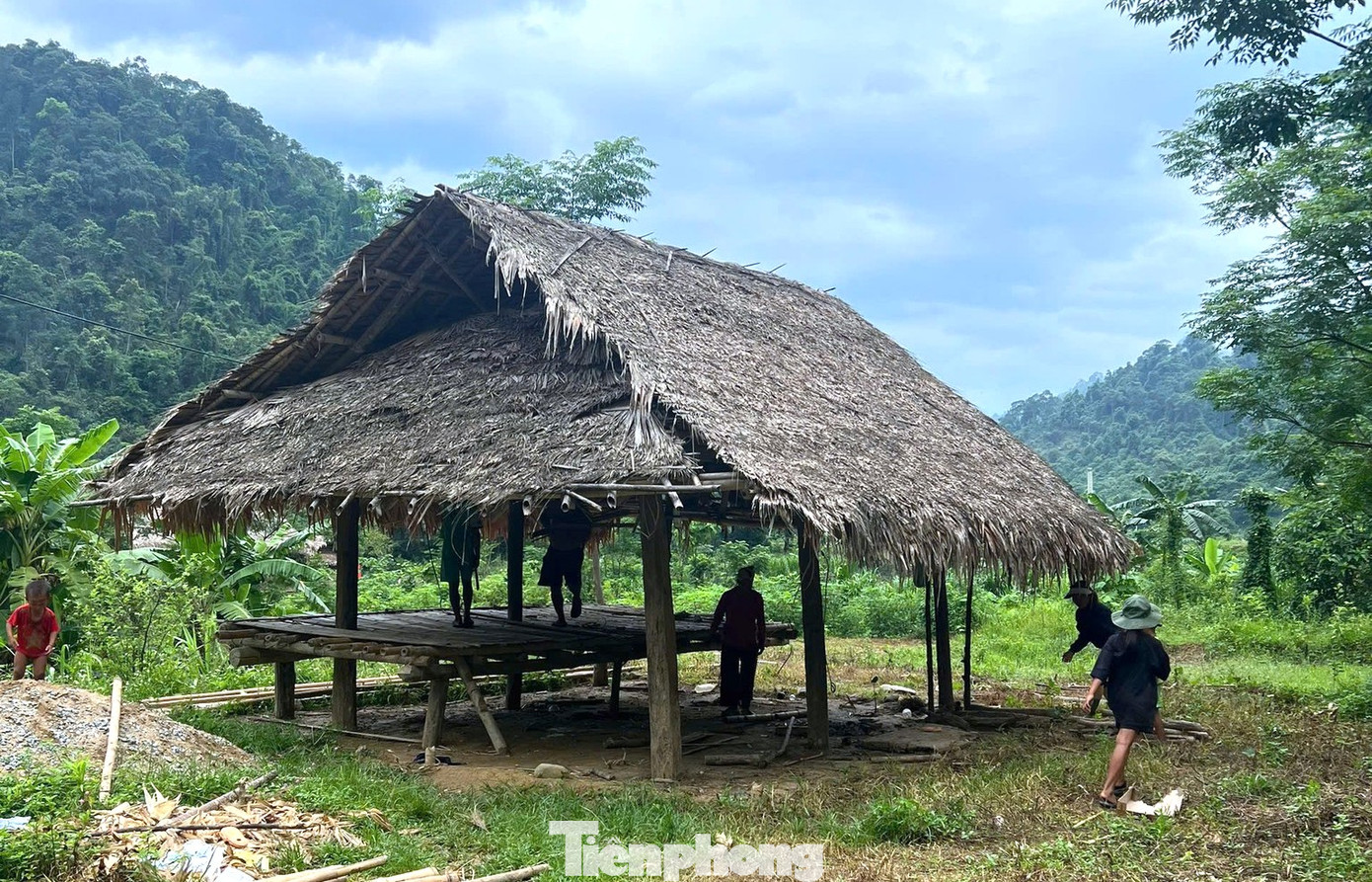 Cụ thể, tại bản Cò Phạt và bản Khe Búng (xã Môn Sơn) có tổng cộng 73 hộ dân thuộc diện được hỗ trợ xóa nhà tạm, xây mới, sửa chữa nhà để an cư lạc nghiệp.