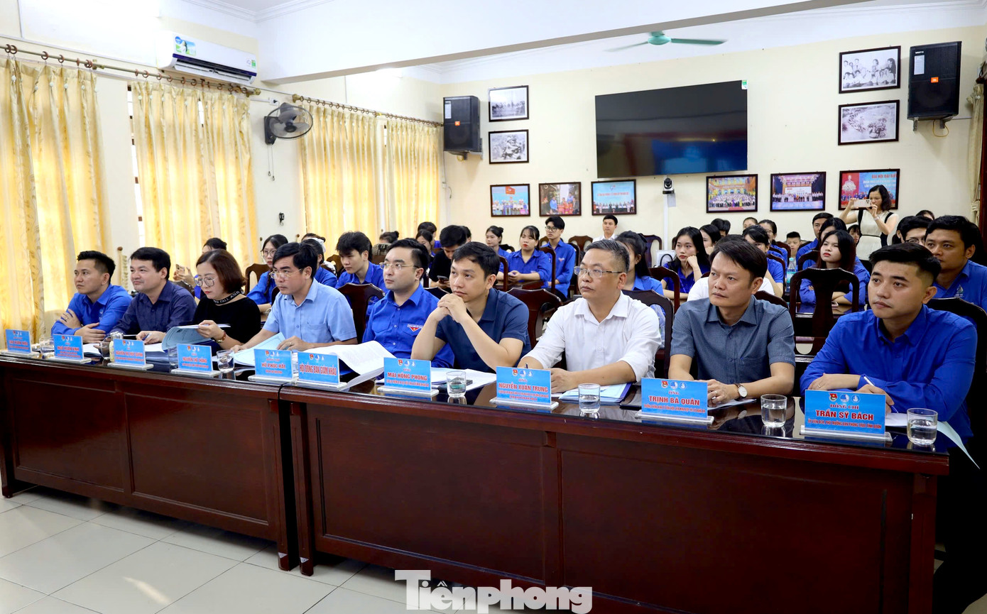 Ban giám khảo cuộc thi chăm chú theo dõi thuyết trình của các đội thi.