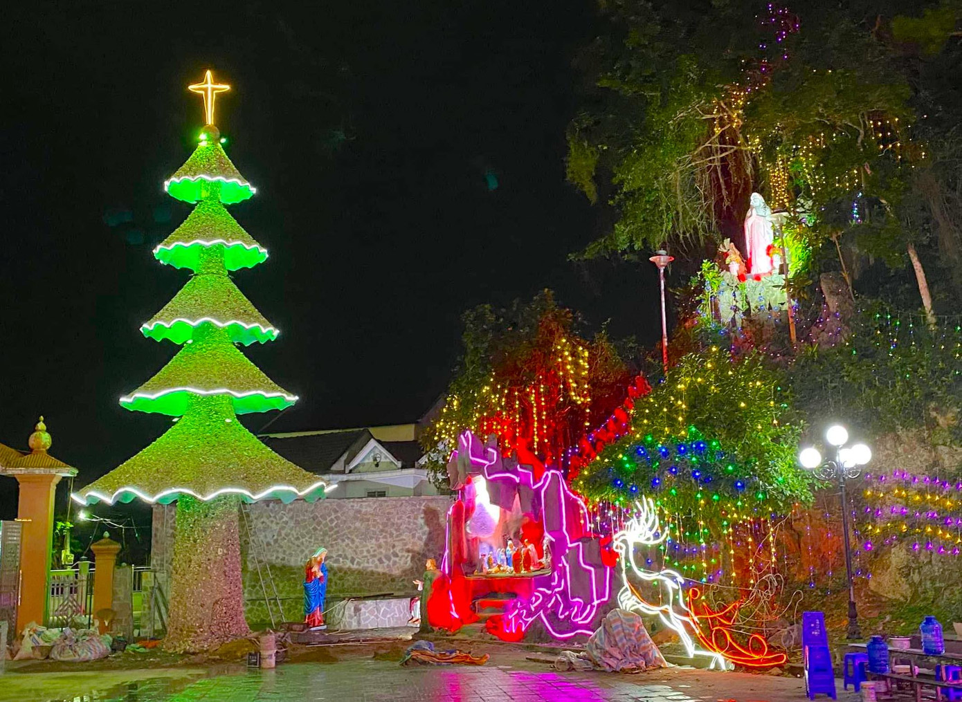 Cây thông trở thành điểm nhấn đặc biệt trong ngày lễ Giáng sinh tại Giáo xứ Lộc Mỹ. Cây thông trở thành điểm nhấn đặc biệt trong ngày lễ Giáng sinh tại Giáo xứ Lộc Mỹ.