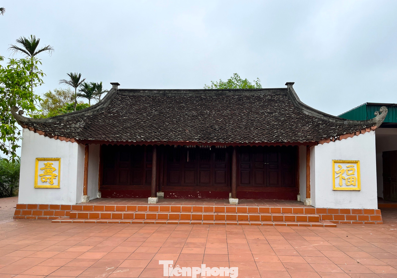 Sau cánh cổng làng, đầu tiên là quần thể mộ và nhà thờ Hoàng giáp - Thượng thư Quỳnh quận công Hồ Phi Tích. Công trình được công nhận là di tích lịch sử, văn hóa cấp quốc gia năm 2015.