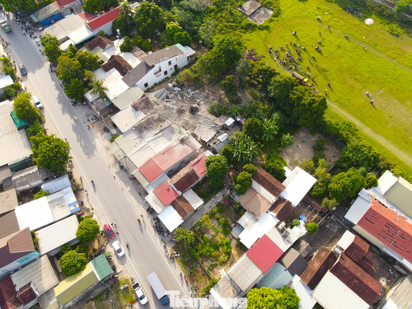 Ngày 31/8, cơ quan chức năng tỉnh Nghệ An vẫn đang tiếp tục phối hợp điều tra làm rõ nguyên nhân xảy ra 2 vụ nổ liên tiếp tại nhà một người dân trên địa bàn xóm Quyết Tiến (xã Tam Hợp, huyện Quỳ Hợp) vào chiều các ngày 27/8 và 29/8. Ngày 31/8, cơ quan chức năng tỉnh Nghệ An vẫn đang tiếp tục phối hợp điều tra làm rõ nguyên nhân xảy ra 2 vụ nổ liên tiếp tại nhà một người dân trên địa bàn xóm Quyết Tiến (xã Tam Hợp, huyện Quỳ Hợp) vào chiều các ngày 27/8 và 29/8.