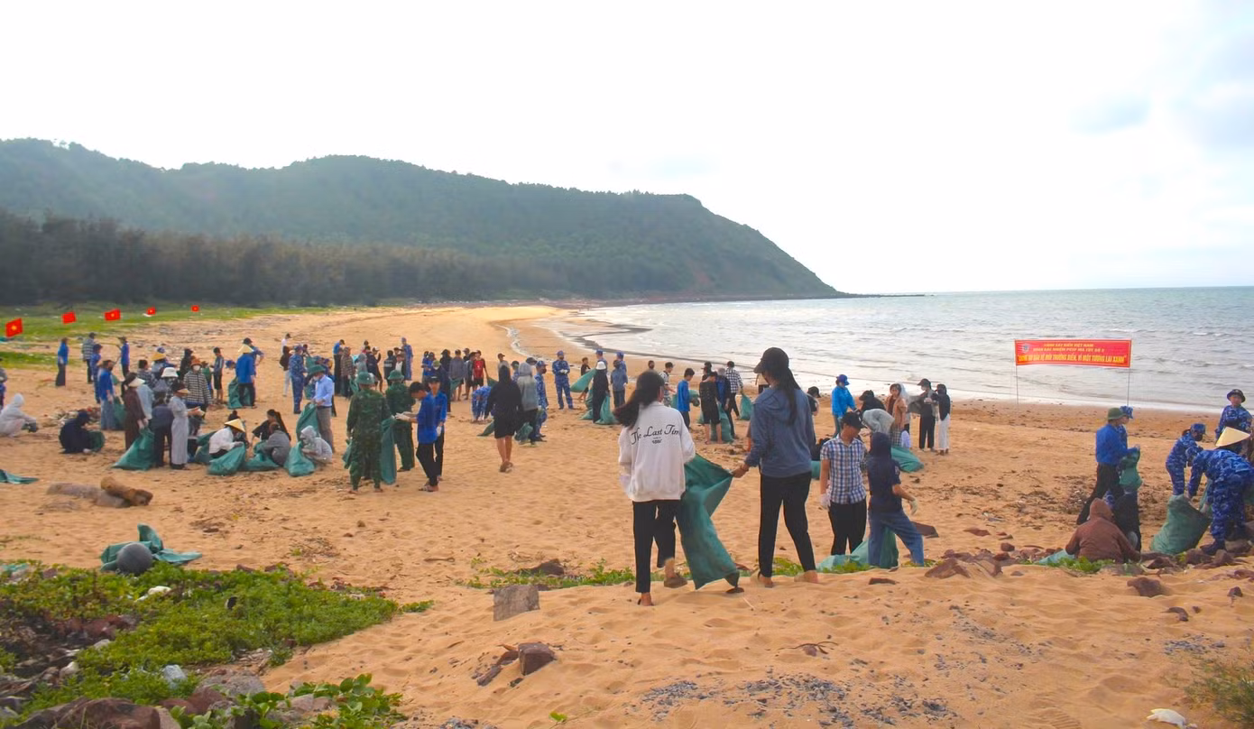 Sau khi kết thúc việc tuyên truyền luật đánh bắt hải sản, đoàn viên thanh niên, các đoàn thể cùng đông đảo người dân trên địa bàn xã tổ chức hoạt động dọn vệ sinh môi trường biển.