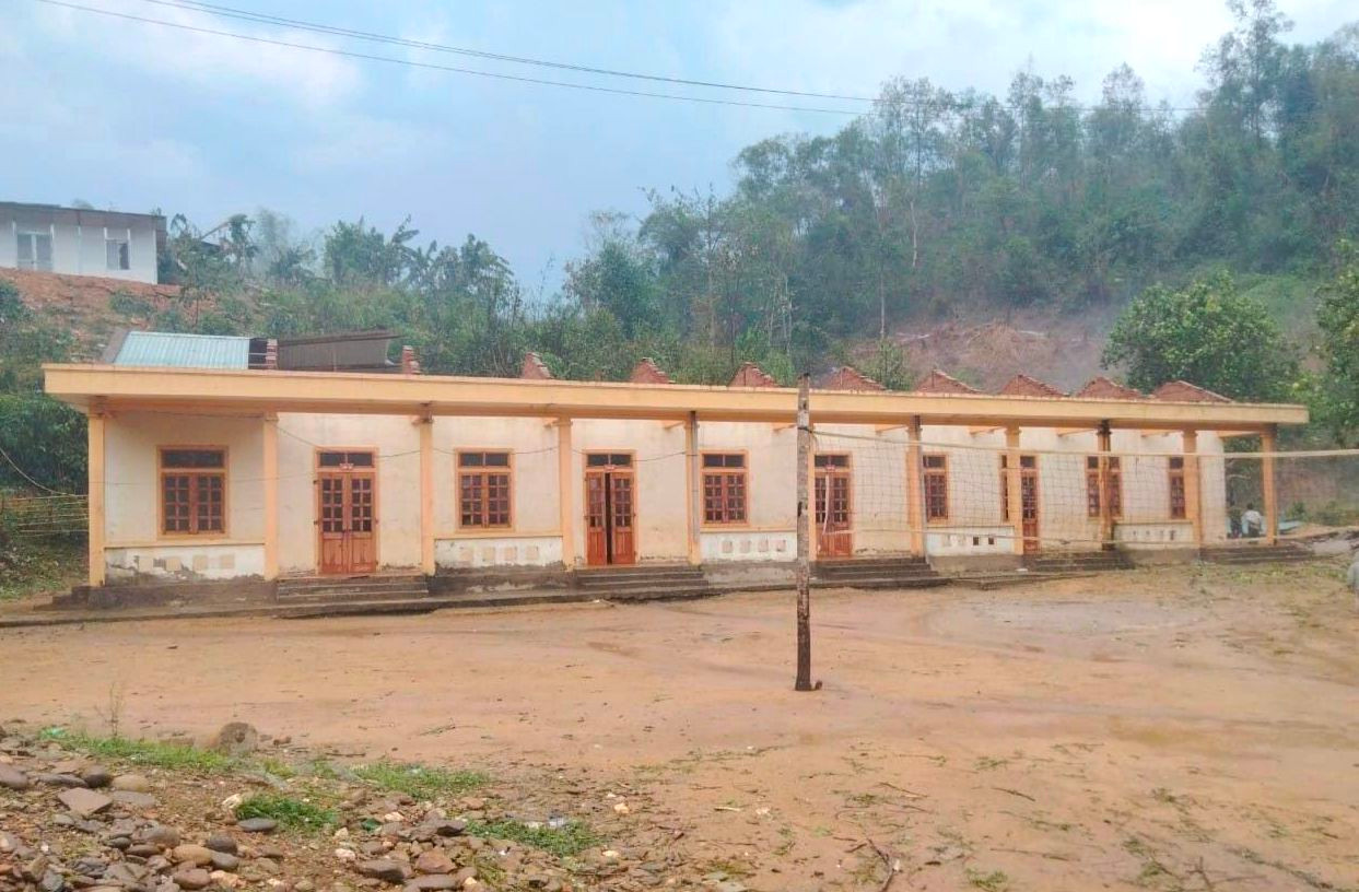 Nhiều trường học bị lốc xoáy làm tốc mái, hư hỏng nặng.