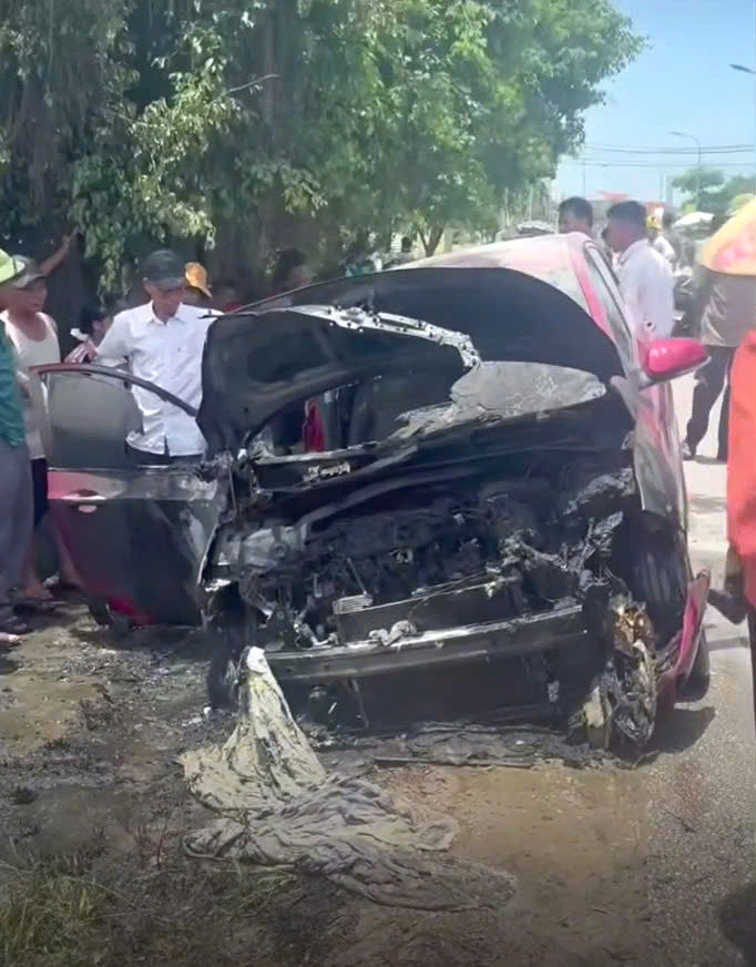 Chỉ trong ít phút, chiếc xe đã bị thiêu cháy hoàn toàn phần đầu xe. Chỉ trong ít phút, chiếc xe đã bị thiêu cháy hoàn toàn phần đầu xe.