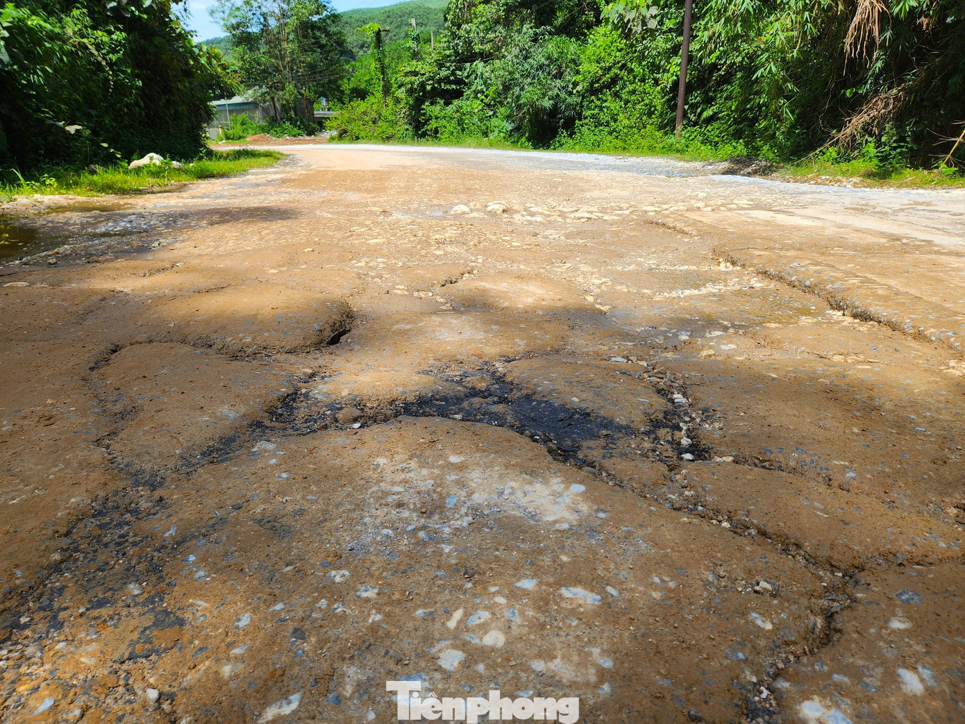 Một số đoạn đã được đổ bê tông tuy nhiên cũng đã bị xuống cấp, đứt gãy.